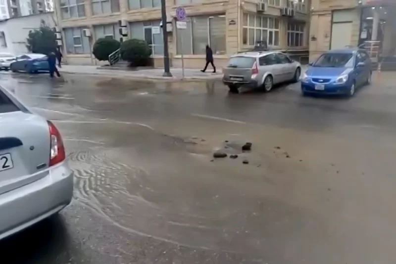 Bakıda boru partladı, yolu su basdı