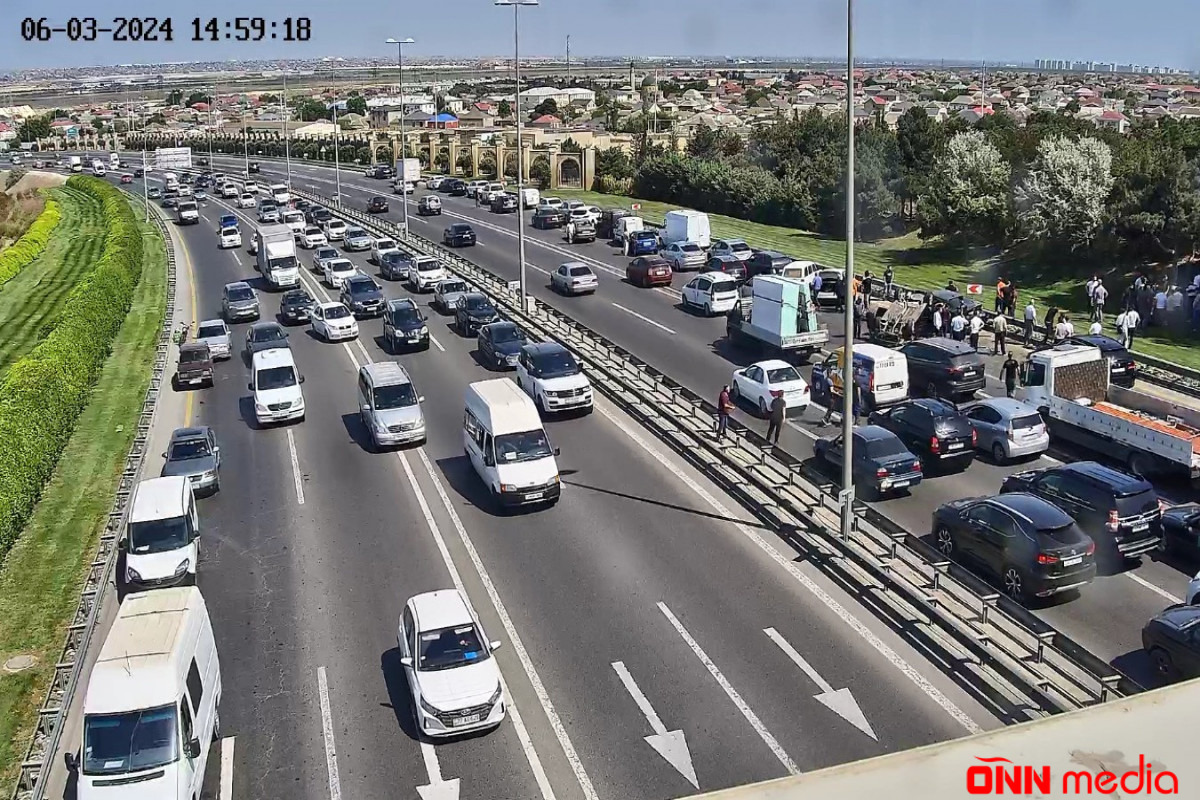Sabunçuda yol qəzası: Yolda sıxlıq yarandı