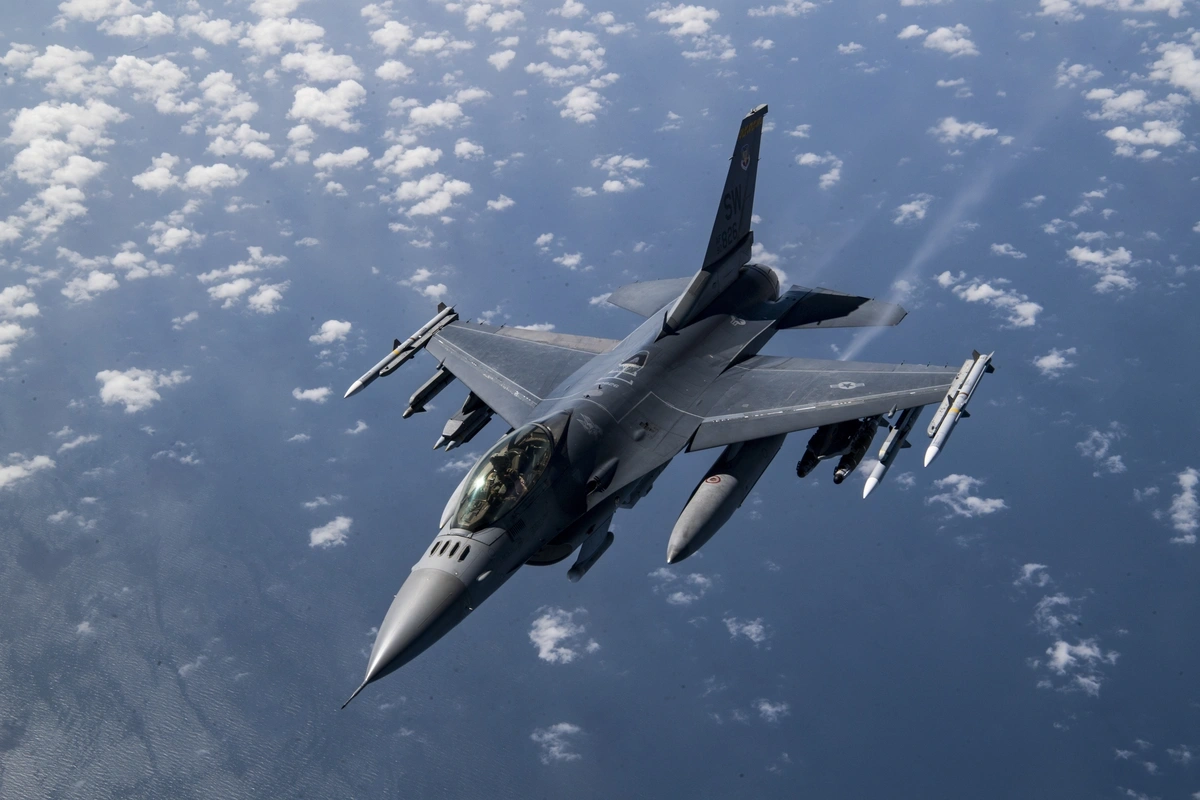 Ukraynaya F-16 qırıcıları gətirildi