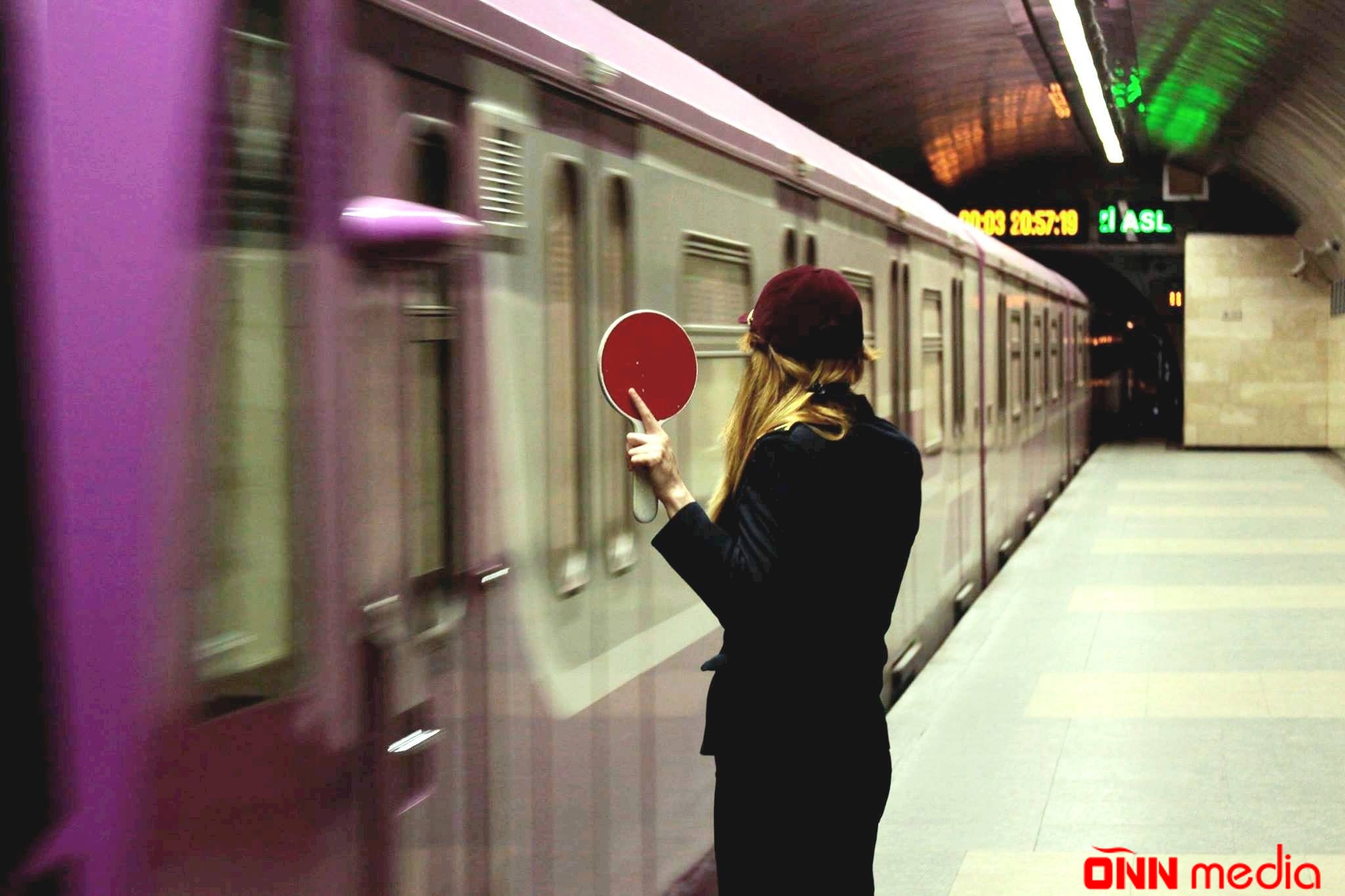 Metronun "Nizami" stansiyasında problem
