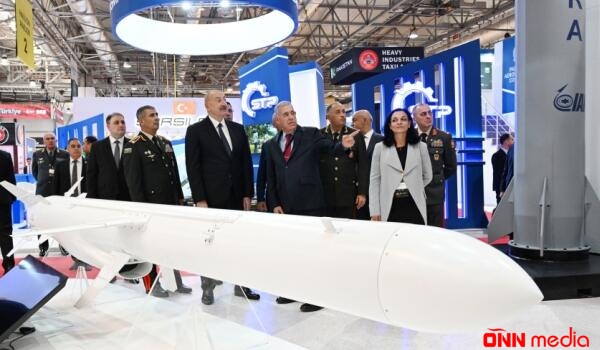 İlham Əliyev Bakıda yeni silahlara baxdı