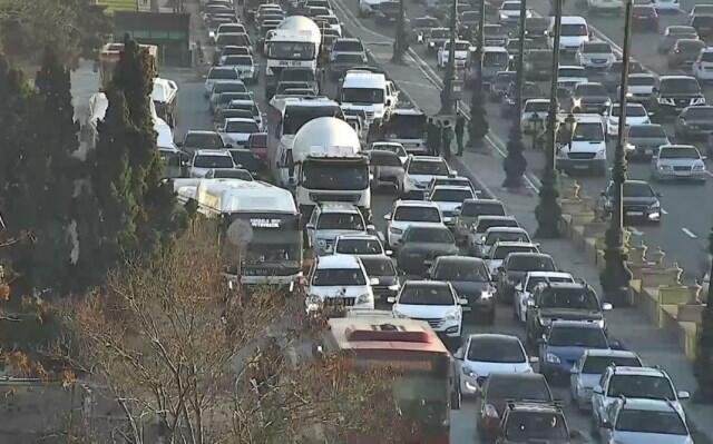 Bakıda bu yol tam bağlandı, tıxac yarandı