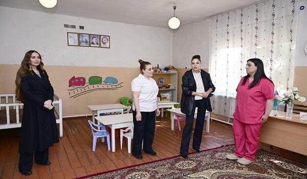 Mehriban Əliyeva Gəncədə körpələr evində olub