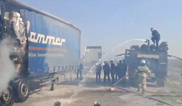 Ələt yolunda yük maşını yanıb