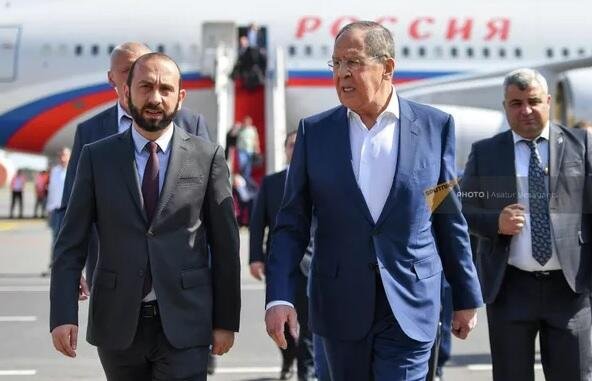 Lavrov və Mirzoyan arasında danışıq olub