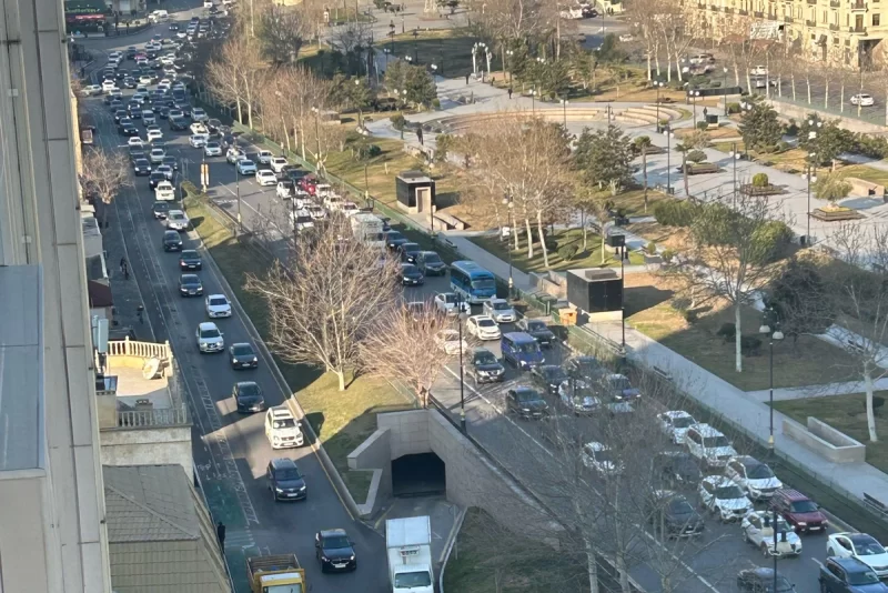Bakıda "Prius" qəzaya uğradı, yolda tıxac yarandı