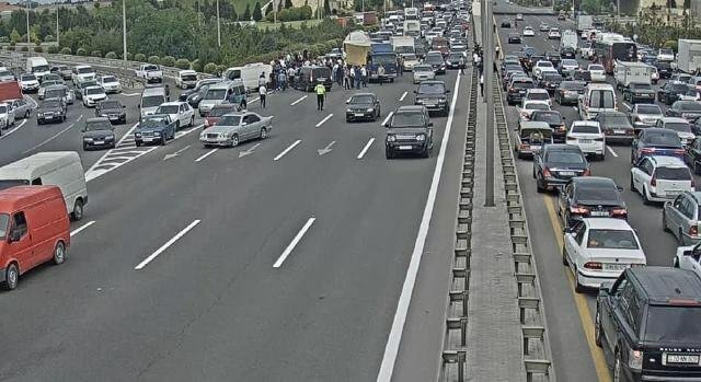 Qəzaya görə bu yolda sıxlıq yarandı