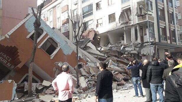 İstanbulda bina çökdü