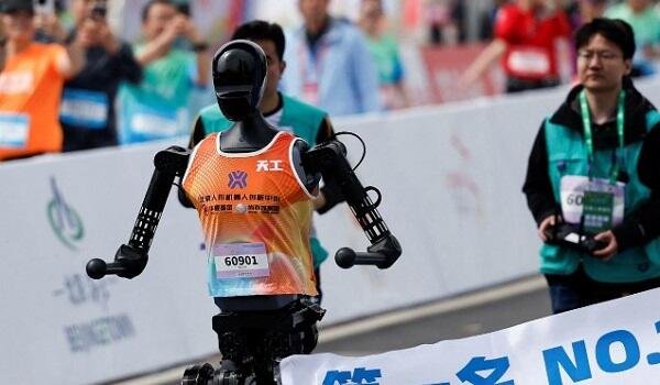 Dünyada bir ilk yaşanıb- Robotlar insanlarla yarışdı