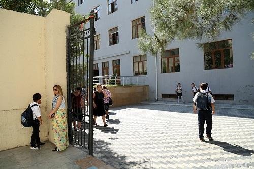 Təhsildə ciddi fəsad- Şagirdlər niyə bu qədər yüklənir?