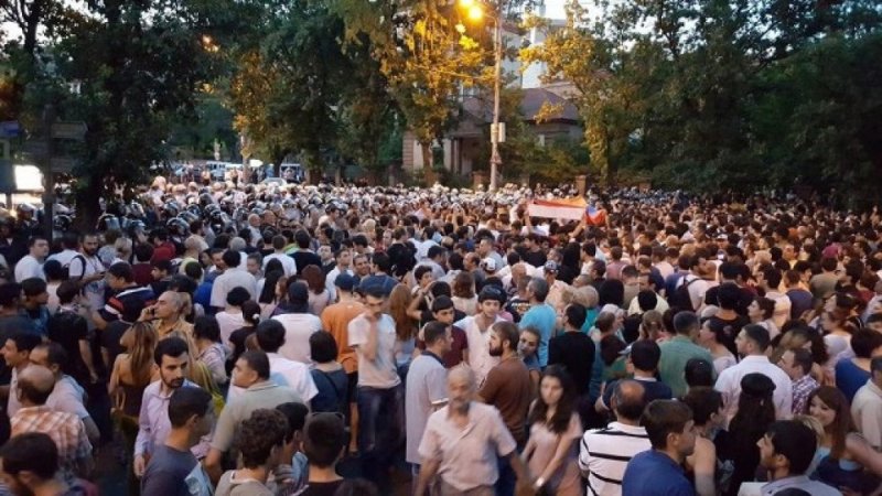 İranda yürüş olub- Bayraq yandırıldı