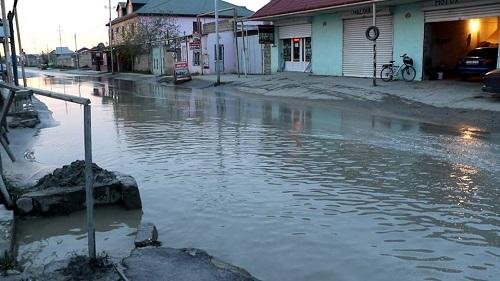 Yağışlı hava: Bakıda bəzi yerləri su basdı