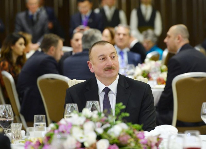 Prezidentin şərəfinə verilən ziyafətin menyusu diqqət çəkdi