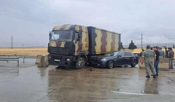 Azərbaycanda BMW hərbi maşına çırpıldı