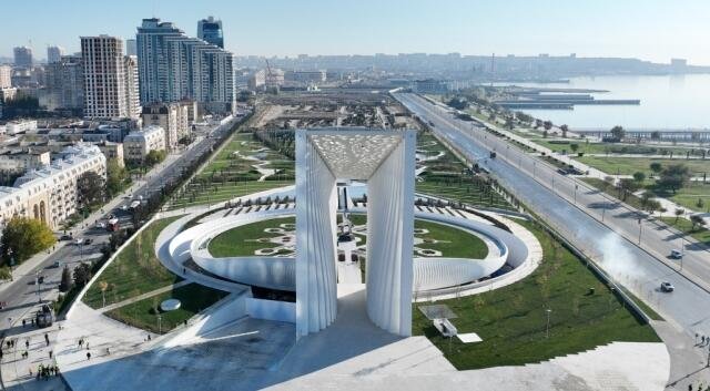 Özbəkistan prezidenti Zəfər parkında