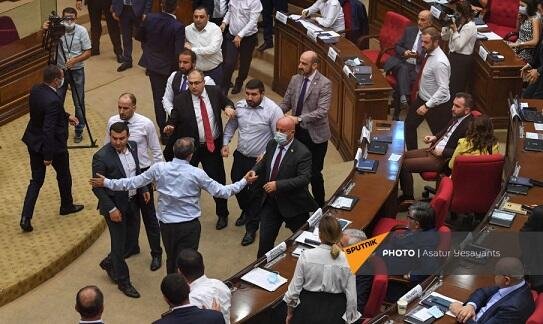 Ermənistan parlamentində dava olub
