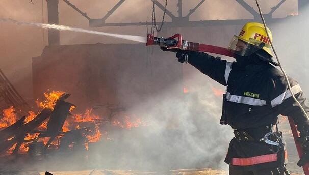 Neft Emalı Zavodunda yanğın başladı