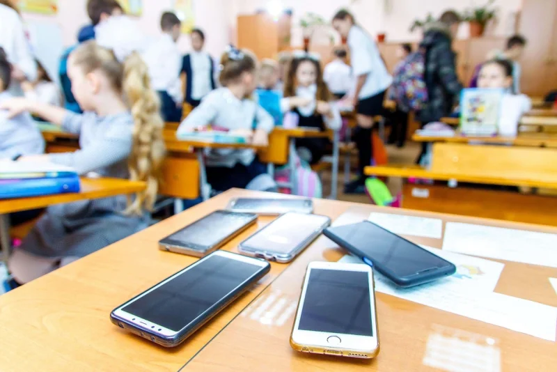 Nazirdən QƏRAR: Məktəblərdə dərs vaxtı telefondan istifadə QADAĞAN EDİLDİ