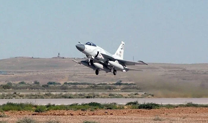 Azərbaycan yeni aldığı qırıcıları havaya qaldırdı - Video