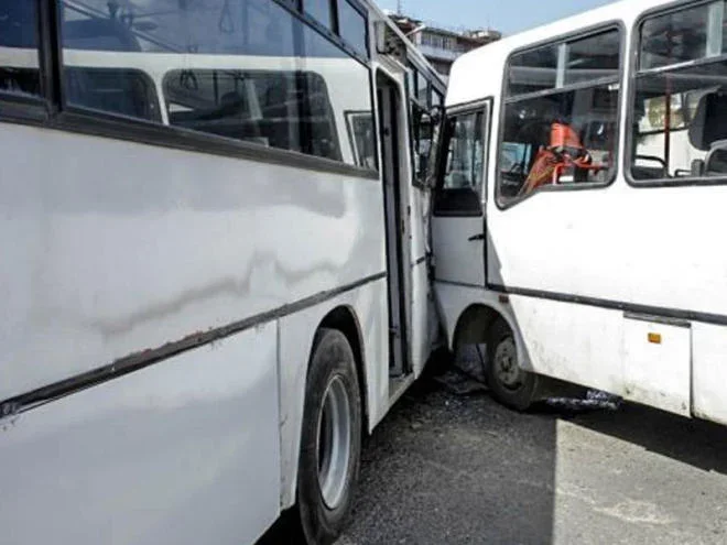 Bakıda iki avtobus toqquşdu- Xəsarət alan var