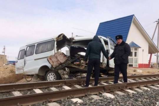 Qazaxıstanda mikroavtobus teplovozla toqquşdu: Ən azı 9 ölü