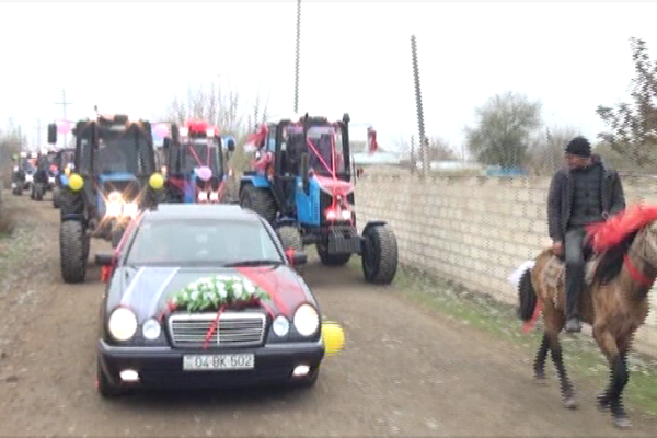 Qeyri-adi toy karvanı: Toy karvanında 10 ədəd traktor iştirak etdi – VİDEO