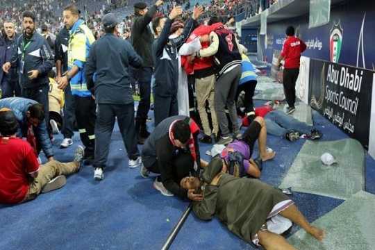 Küveytdə futbol oyununda tribuna çökdü: Onlarla yaralı var – VİDEO