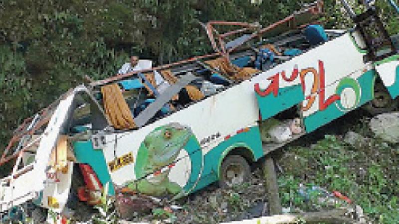 Sərnişin avtobusu uçuruma yuvarlandı: 36 ölü