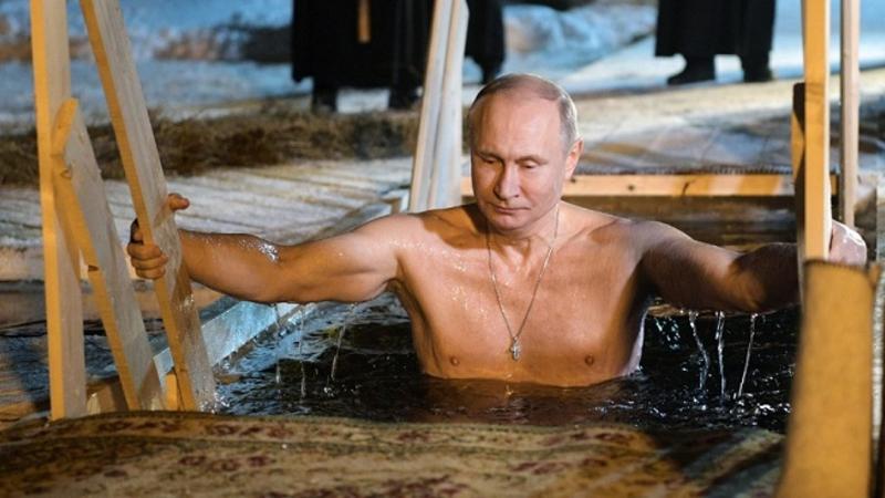Putin xaç  mərasimində suya girdi