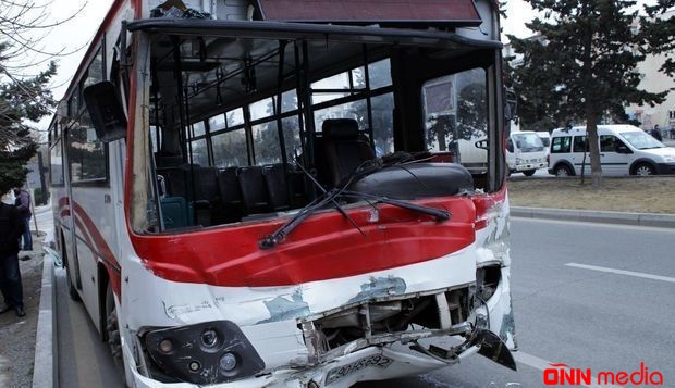 Bakıda sürücü avtobusu dirəyə çırpdı: 1 nəfər ölüb