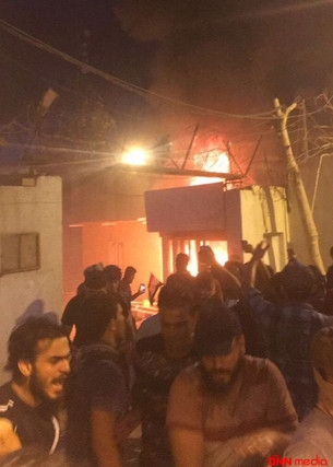 İranın Bəsrədəki Baş Konsulluğunun binasını yandırılıb
