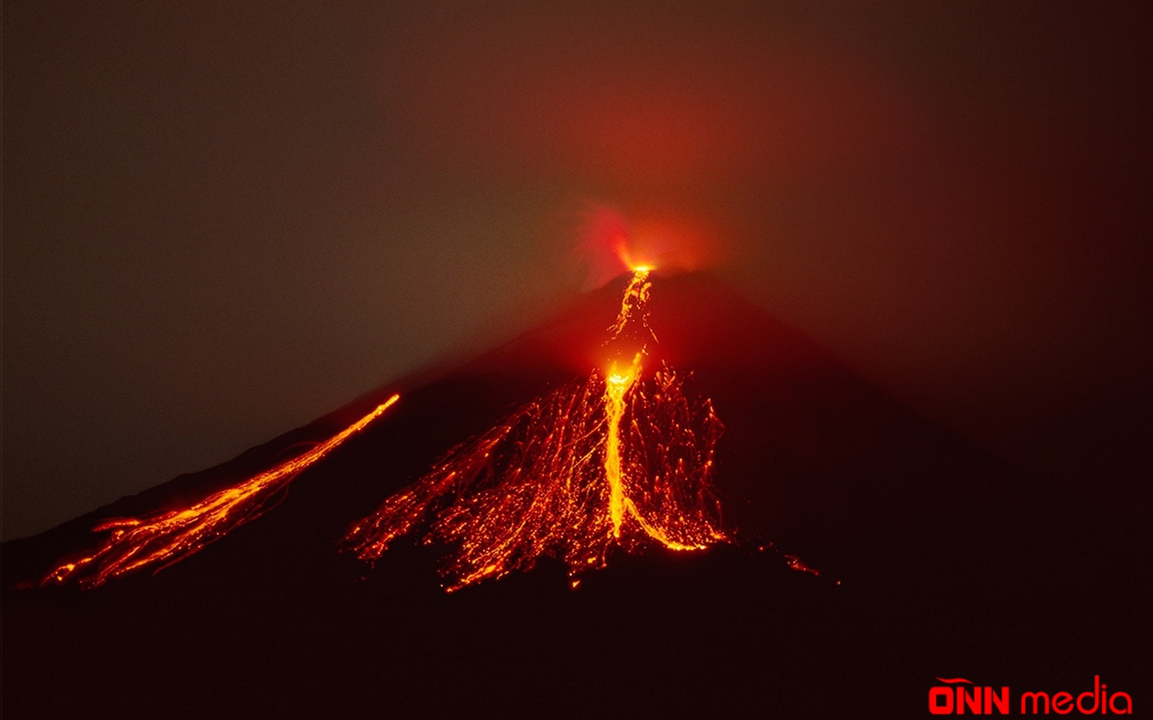 Тревога вулкан. Вулкан Ареналь извержение. Извержение вулкана лава. Извержение лава вулкан Сакура дерево. Вулкан Везувий.