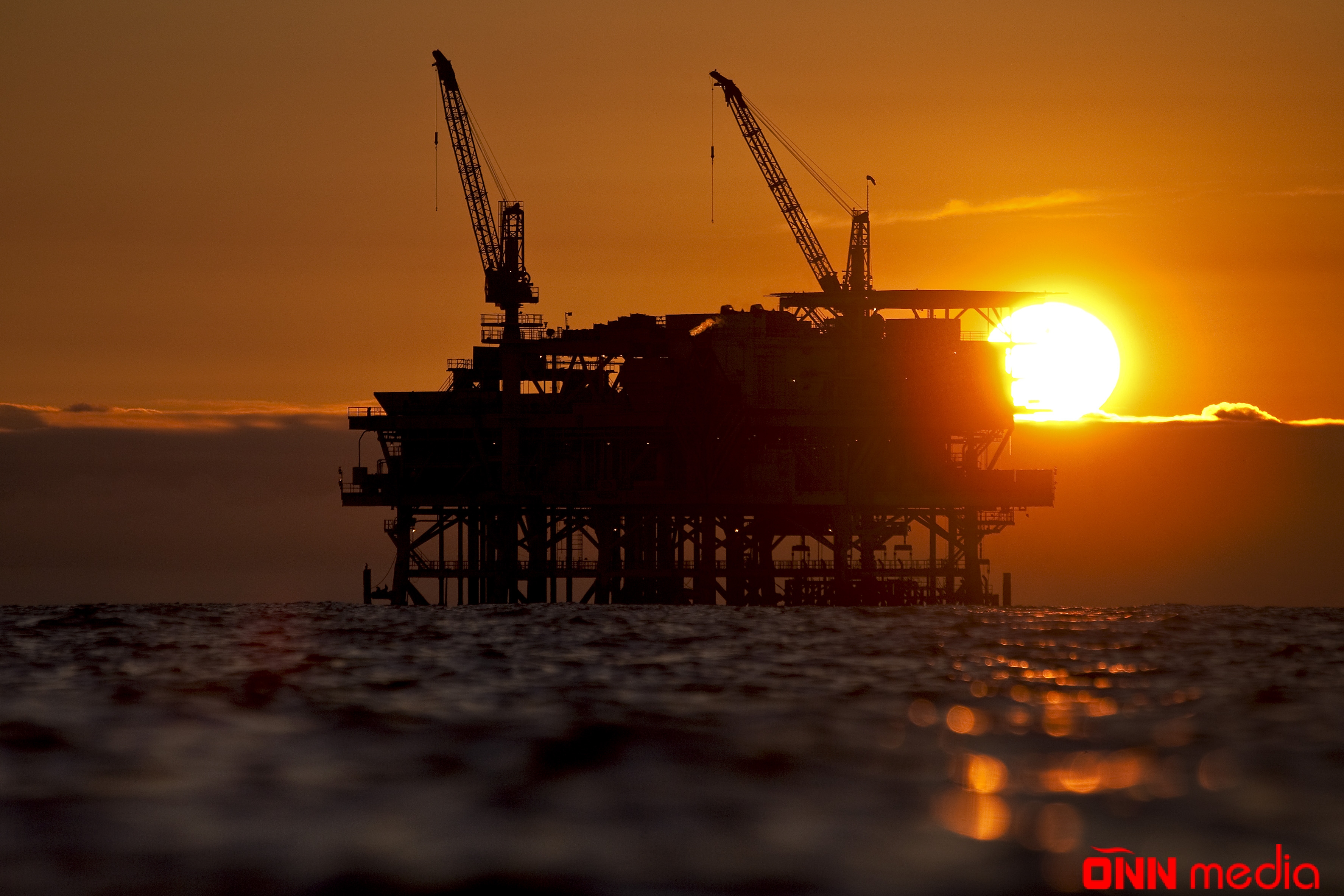 Нефть фото. Нефтевышка в море ночью. Нефтеплатформа закат. Нефтяная платформа красивые фото.