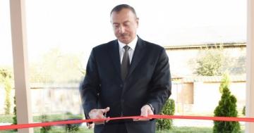 İlham Əliyev yeni yaşayış kompleksinin açılışında