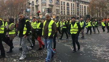 Parisdə “sarı jiletlilər”in aksiyası başladı