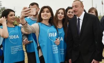 Prezident və xanımı gənclərlə “selfie” çəkdirdi — FOTOLAR