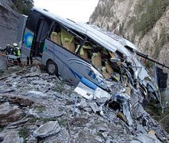 DƏHŞƏTLİ QƏZA: Avtobus 10 metrlik dərəyə yuvarlandı