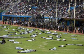 Stadionda İZDİHAM: Onlarla ölü, yüzlərlə yaralı var- VİDEO