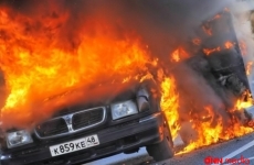 Avtomobili yanan adam alovu söndürmək  üçün  GÖRÜN  NƏ ETDİ…