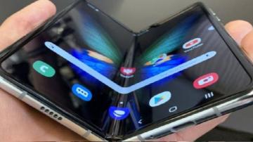 “Samsung” ilk ekranı qatlanan mobil telefonu bazara çıxardı – QİYMƏTİ+VİDEO
