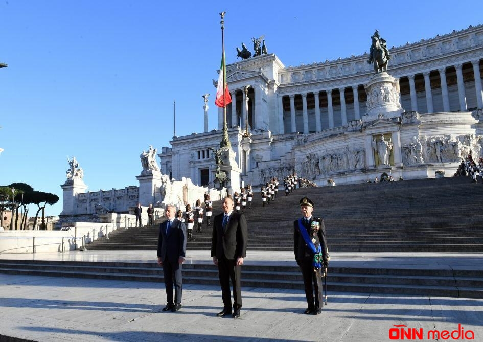 Prezident İlham Əliyev Romada naməlum əsgər abidəsini ziyarət etdi