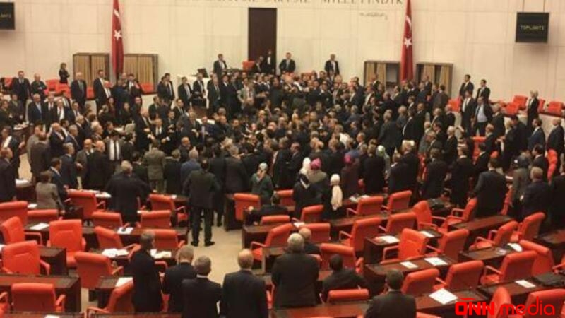 Türkiyədə deputatlar arasında əlbəyaxa dava  – İNANILMAZ GÖRÜNTÜ