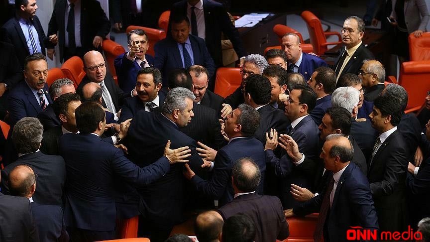 Parlamentdə gərginlik: Sessiyaya fasilə verildi – FOTO