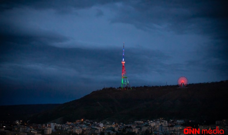 Tbilisi teleqülləsi Azərbaycan bayrağının rəngləri ilə işıqlandırıldı