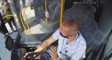 Sürücü avtobusa maskasız minən sərnişini bıçaqladı – ŞOK VİDEO