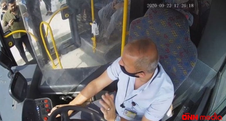 Sürücü avtobusa maskasız minən sərnişini bıçaqladı – ŞOK VİDEO