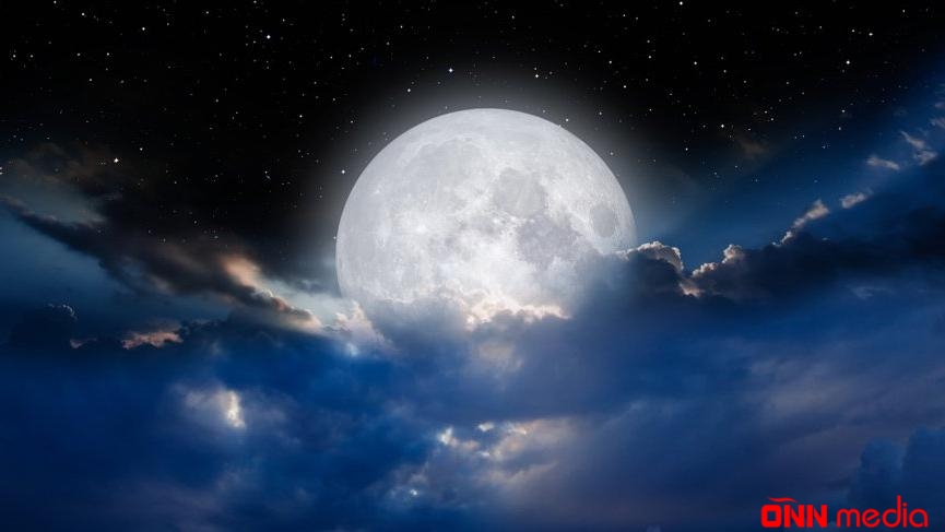 BİR İLK: Ayın səthi pasla örtülməyə başladı