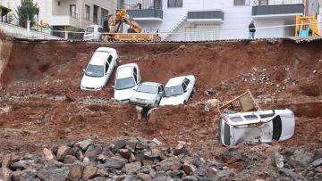 Türkiyədə binanın divarı çökdü – Avtomobillər yerin altına girdi