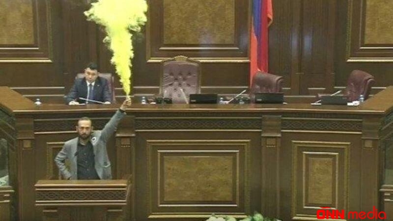 Ermənistan parlamentində yenə dava düşdü- VİDEO