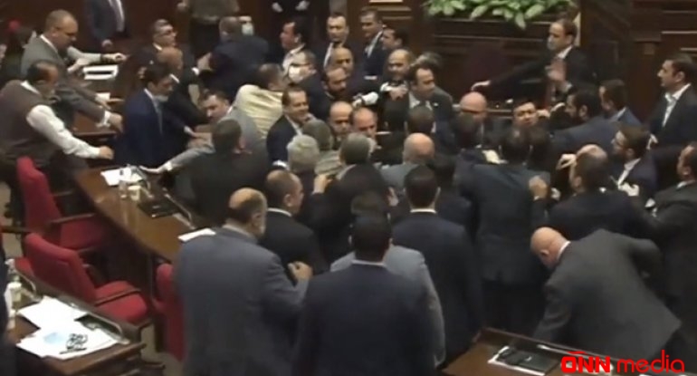 Ermənistan parlamentində dava düşdü, iclas yarımçıq kəsildi – VİDEO